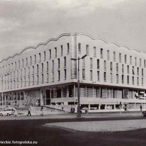 Plac Powstańców Warszawy - 1960-70. Zdjęcia udostępnione na licencji CC-By-SA-3.0.<br />Źródło: http://fotopolska.eu/7058,foto.html<br /><em>Autor: Neo[EZN], fotopolska.eu</em>